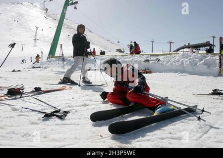 PALANDOKEN, TÜRKEI - 08. MÄRZ: Junger Sportler fällt am 08. März 2008 im Skigebiet Palandoken in Erzurum, Türkei. Palandoken gilt als der beste Berg der Türkei für erfahrene Skifahrer. Stockfoto