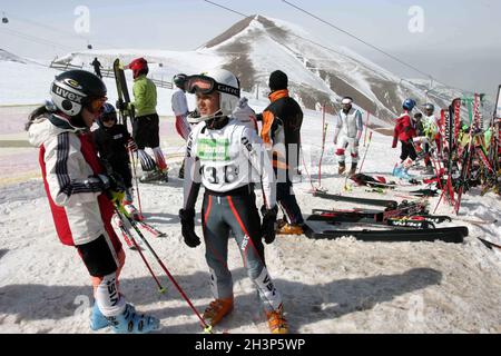 PALANDOKEN, TÜRKEI - 08. MÄRZ: Skifahrer bereiten sich am 08. März 2008 in Erzurum, Türkei, auf das Skigebiet Palandoken vor. Palandoken gilt als der beste Berg der Türkei für erfahrene Skifahrer. Stockfoto