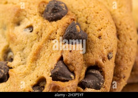 Frisch gebackene Chocolate Chip Cookies aus der Nähe Stockfoto