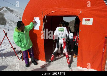 PALANDOKEN, TÜRKEI - 08. MÄRZ: Sportler starten am 08. März 2008 in Erzurum, Türkei, Ski. Palandoken gilt als der beste Berg der Türkei für erfahrene Skifahrer. Stockfoto