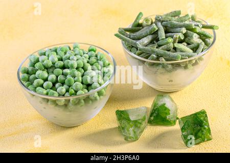 Schnell gefrorene grüne Erbsen und Schnur-Bohnen. Stockfoto