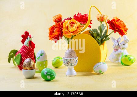 Filzkorb mit Blumen und Osterdekor. Stockfoto