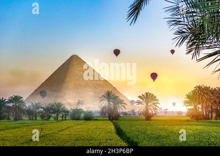 Pyramide im Feld Stockfoto