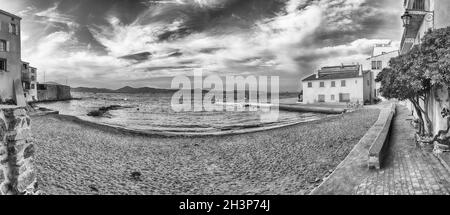 Der malerische Strand La Ponche im Zentrum von Saint-Tropez, Cote d'Azur, Frankreich. Die Stadt ist ein weltweit berühmter Ferienort für den europäischen und amerikanischen Jet Set A Stockfoto