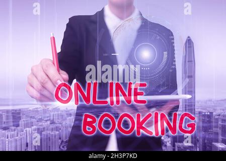 Handschriftentext Online-Buchung. Wort für Reservierung über das Internet Hotelunterkunft Flugticket Arzt im Labor hält Ein Tablet Stockfoto