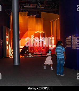 Dubai, VAE - 10.16.2021 Besucher in einem französischen Pavillon auf der EXPO 2020. Stockfoto