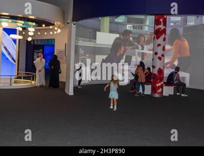Dubai, VAE - 10.16.2021 Besucher in einem französischen Pavillon auf der EXPO 2020. Stockfoto