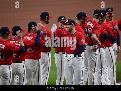 Atlanta, USA. Okt. 2021. Atlanta Braves erster Baseman Freddie Freeman begrüßt seine Teamkollegen vor dem Start von Spiel drei gegen die Houston Astros in der MLB World Series im Truist Park in Atlanta, Georgia, am Freitag, den 29. Oktober 2021. Foto von David Tulis/UPI Credit: UPI/Alamy Live News Stockfoto