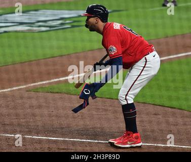 Atlanta, USA. Okt. 2021. Atlanta Braves linker Feldspieler Eddie Rosario bestreitet am Freitag, den 29. Oktober 2021, einen Anruf mit dem Hauptplateschiedsrichter im ersten Inning von Spiel drei gegen die Houston Astros in der MLB World Series im Truist Park in Atlanta, Georgia. Foto von David Tulis/UPI Credit: UPI/Alamy Live News Stockfoto