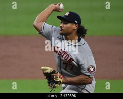 Atlanta, USA. Okt. 2021. Houston Astros startet Pitcher Luis Garcia wirft im ersten Inning von Spiel drei gegen die Atlanta Braves in der MLB World Series im Truist Park in Atlanta, Georgia am Freitag, 29. Oktober 2021. Foto von David Tulis/UPI Credit: UPI/Alamy Live News Stockfoto