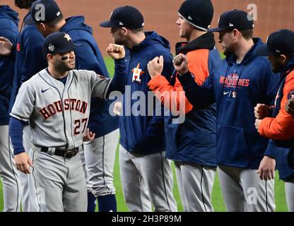 Atlanta, USA. Okt. 2021. Houston Astros zweiter Baseman Jose Altuve begrüßt seine Teamkollegen vor dem Start von Spiel drei gegen die Atlanta Braves in der MLB World Series im Truist Park in Atlanta, Georgia, am Freitag, den 29. Oktober 2021. Foto von David Tulis/UPI Credit: UPI/Alamy Live News Stockfoto