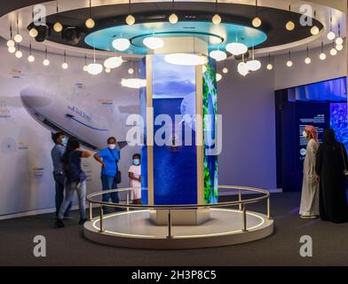 Dubai, VAE - 10.16.2021 Besucher in einem französischen Pavillon auf der EXPO 2020. Stockfoto