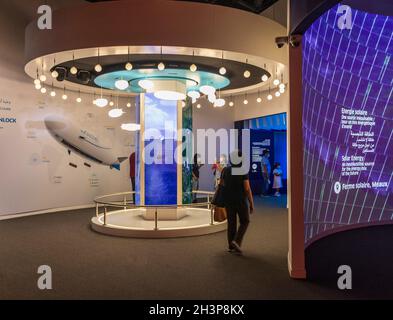 Dubai, VAE - 10.16.2021 Besucher in einem französischen Pavillon auf der EXPO 2020. Stockfoto