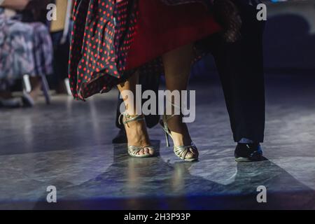 Tanzende Schuhe eines jungen Paares, Paare tanzen traditionelle lateinamerikanische argentinische Tanz Milonga im Ballsaal, Tango Salsa Bachata Kizomba Lektion, Tanz Stockfoto
