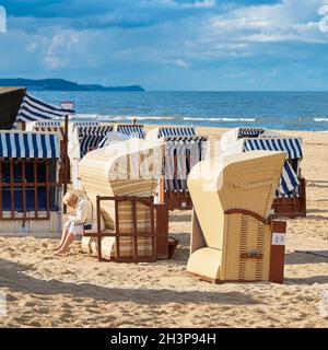 Eine Frau auf einer Liege in Swinoujscie an der polnischen Ostseeküste Stockfoto