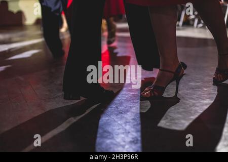 Tanzende Schuhe eines jungen Paares, Paare tanzen traditionelle lateinamerikanische argentinische Tanz Milonga im Ballsaal, Tango Salsa Bachata Kizomba Lektion, Tanz Stockfoto