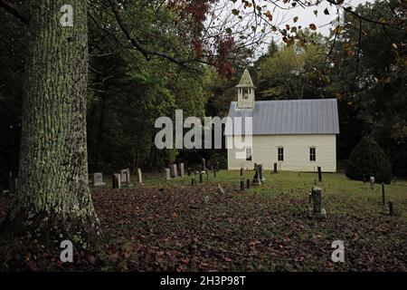 Cades Cove Methodist Church mit Friedhof, Tennessee. Erbaut 1902. Stockfoto