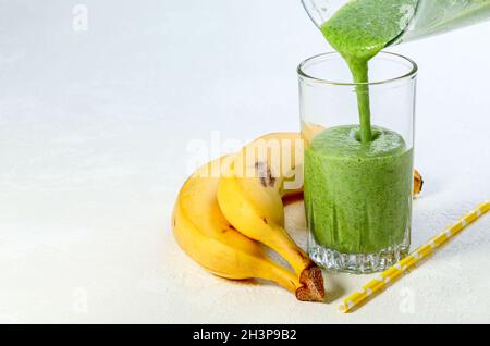 Spinat- und Bananenmoothie mit Hafermilch. Stockfoto