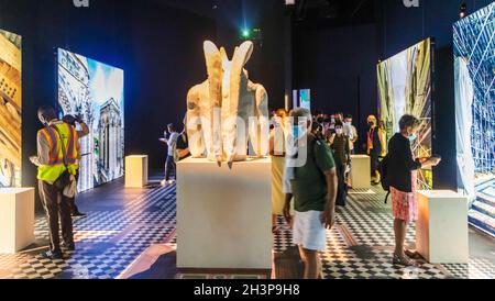 Dubai, VAE - 10.16.2021 Besucher in einem französischen Pavillon auf der EXPO 2020. Stockfoto