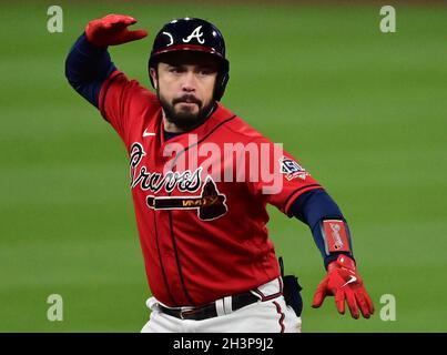 Atlanta, USA. Okt. 2021. Atlanta Braves Travis d'Arnaud reagiert, nachdem er am Freitag, den 29. Oktober 2021, im zweiten Inning von Spiel drei gegen die Houston Astros in der MLB World Series im Truist Park in Atlanta, Georgia, ein Doppel getroffen hat. Foto von David Tulis/UPI. Kredit: UPI/Alamy Live Nachrichten Stockfoto