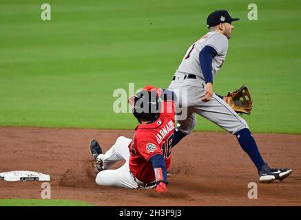 Atlanta, USA. Okt. 2021. Atlanta Braves Travis d'Arnaud rutscht nach einem Doppel im zweiten Inning von Spiel drei gegen die Houston Astros in der MLB World Series im Truist Park in Atlanta, Georgia am Freitag, 29. Oktober 2021, in den zweiten Platz. Foto von David Tulis/UPI Credit: UPI/Alamy Live News Stockfoto