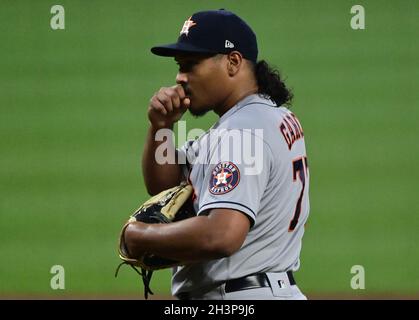 Atlanta, USA. Okt. 2021. Houston Astros startet Pitcher Luis Garcia wärmt seine Hand, als er am Freitag, den 29. Oktober 2021, im zweiten Inning von Spiel drei gegen die Atlanta Braves in der MLB World Series im Truist Park in Atlanta, Georgia, wirft. Die Temperatur betrug 50 Grad Celsius und es fiel zur Spielzeit leichter Regen. Foto von David Tulis/UPI Credit: UPI/Alamy Live News Stockfoto