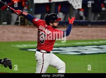 Atlanta, USA. Okt. 2021. Atlanta Braves Catcher Travis d'Arnaud trifft am Freitag, den 29. Oktober 2021, im zweiten Inning von Spiel drei gegen die Houston Astros in der MLB World Series im Truist Park in Atlanta, Georgia, ein Doppel. Foto von David Tulis/UPI Credit: UPI/Alamy Live News Stockfoto