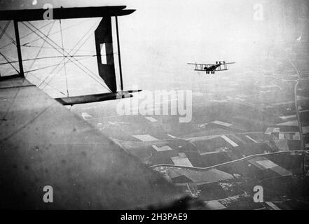 Britische Handley-Page-Bomber auf einer Mission, Western Front, während des Ersten Weltkriegs Stockfoto