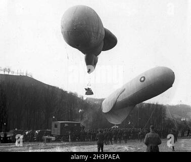 Ein deutscher Beobachtungsballon vom Typ AE 800 steigt auf. Stockfoto