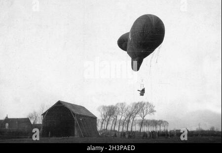 Ein deutscher Beobachtungsballon vom Typ AE 800 steigt auf. Stockfoto