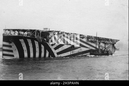 Das britische Flugzeug Carrier HMS Argus, das ein umgebauter Ozeandampfer war. Es könnte 15-18 Flugzeuge tragen. Stockfoto