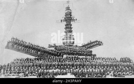 United States Marines and Seemanns posiert auf nicht identifizierten Schiffen (wahrscheinlich entweder der USS Pennsylvania oder USS Arizona), im Jahr 1918. Stockfoto