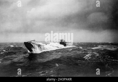 Das ehemalige deutsche U-Boot UB 148 auf See, nachdem es den Alliierten übergeben wurde. Stockfoto