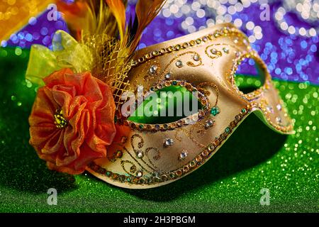 Festliche, bunte Mardi Gras oder Karnevalsmaske auf goldenem Hintergrund. Venezianische Masken. Stockfoto