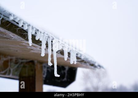 Eiszapfen auf einem Dach in einem kalten Winter Stockfoto