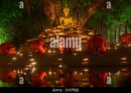 Visakha Puja Tag (Vesak). Buddhistischer Mönch zündet Kerzen an und betet zum Buddha in Chiang Mai Thailand. Stockfoto