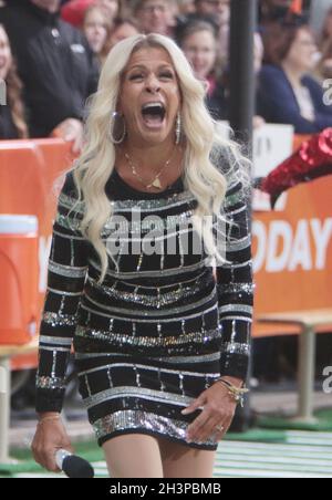 New York, USA. Okt. 2021. 29. Oktober 2021.Hoda Kotb als Carrie Underwood gekleidet, auf der heutigen TV-Show Halloween-Special auf der Rockeffeller Plaza in New York 29. Oktober 2021 Credit:RW/MediaPunch Credit: MediaPunch Inc/Alamy Live News Stockfoto