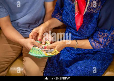 Muttertag, Mutter erhält ein Geschenk von Sohn Stockfoto