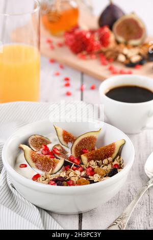 Frühstück. Müsli mit Haferflocken, Feigen und getrockneten Früchten Stockfoto