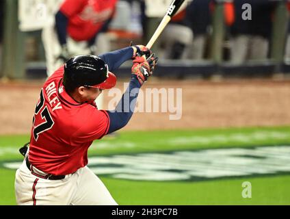 Atlanta, USA. Okt. 2021. Atlanta Braves Austin Riley trifft im dritten Inning im dritten Spiel gegen die Houston Astros der MLB World Series am Freitag, den 29. Oktober 2021, im Truist Park in Atlanta, Georgia, einen rbi-Doppelgänger. Foto von David Tulis/UPI Credit: UPI/Alamy Live News Stockfoto