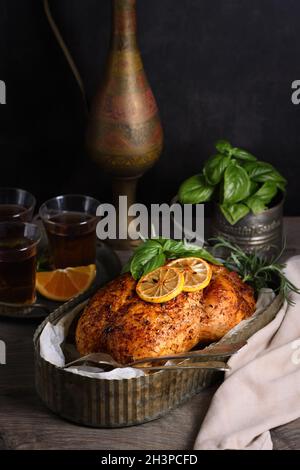 Gebackenes Hähnchen in einem Tablett Stockfoto