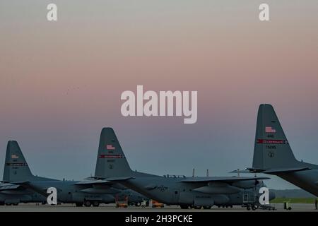 Der 179. Luftlift-Flügel führt tägliche Flugoperationen durch und unterhält die C-130H Hercules, 20. Oktober 2021. Mitglieder von Wartungs- und Betriebsgruppen arbeiten zusammen, um die Einsatzbereitschaft aufrechtzuerhalten. (USA Foto der Air National Guard von Meister Sgt. Joe Harwood) Stockfoto