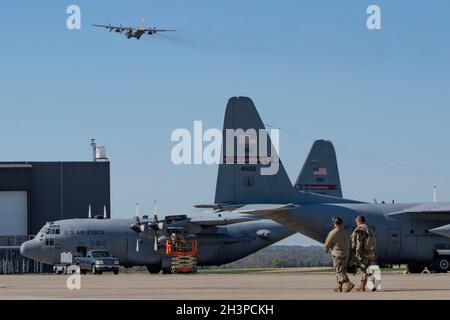 Der 179. Luftlift-Flügel führt tägliche Flugoperationen durch und unterhält die C-130H Hercules, 20. Oktober 2021. Mitglieder von Wartungs- und Betriebsgruppen arbeiten zusammen, um die Einsatzbereitschaft aufrechtzuerhalten. (USA Foto der Air National Guard von Meister Sgt. Joe Harwood) Stockfoto