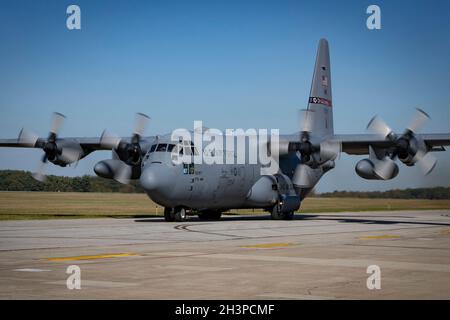 Der 179. Luftlift-Flügel führt tägliche Flugoperationen durch und unterhält die C-130H Hercules, 20. Oktober 2021. Mitglieder von Wartungs- und Betriebsgruppen arbeiten zusammen, um die Einsatzbereitschaft aufrechtzuerhalten. (USA Foto der Air National Guard von Meister Sgt. Joe Harwood) Stockfoto