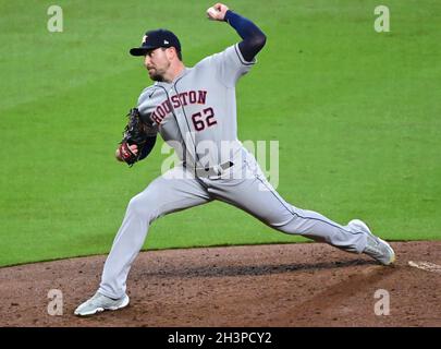 Atlanta, USA. Okt. 2021. Houston Astros Relief Pitcher Blake Taylor wirft im 4. Inning von Spiel drei gegen die Atlanta Braves in der MLB World Series im Truist Park in Atlanta, Georgia am Freitag, 29. Oktober 2021. Foto von David Tulis/UPI Credit: UPI/Alamy Live News Stockfoto