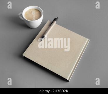 Broschüre, Stift, Kaffeetasse Stockfoto