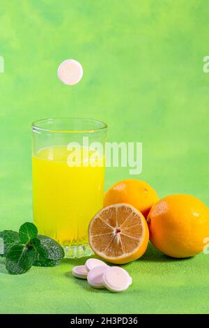 Kohlensäurehaltiges Getränk mit Vitamin C. Stockfoto