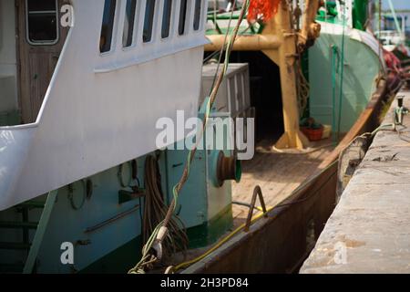 Fischerboot steht im Hafen, maritime Transport Thema Stockfoto