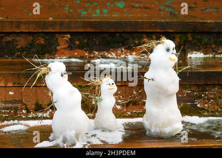 Frühlingsgeschichte der Schneemann-Familie Stockfoto