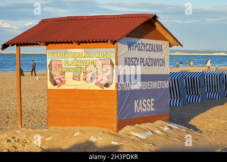 Hütte am Strand von Swinoujscie mit der Aufschrift Strandsessel Verleih, Cashbox Stockfoto